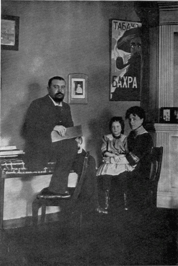 Семья Куприных у плаката с изображением П. Е. Щербова.